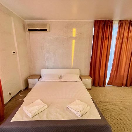 Hotel Mon Caprice Βουκουρέστι Εξωτερικό φωτογραφία