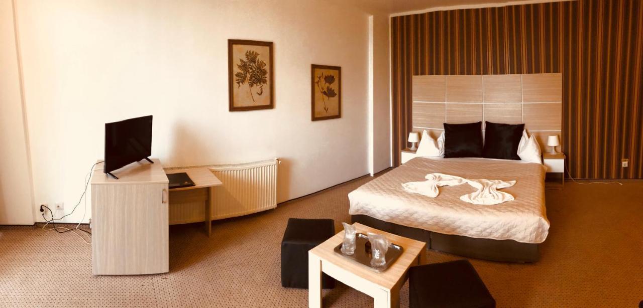 Hotel Mon Caprice Βουκουρέστι Εξωτερικό φωτογραφία